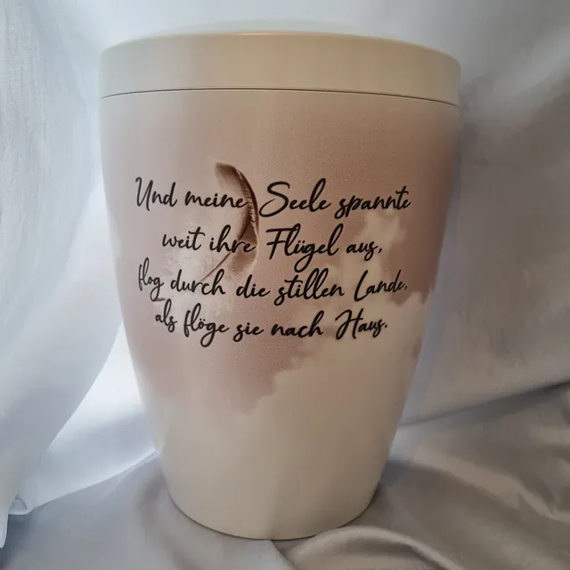 Urne mit Schrift